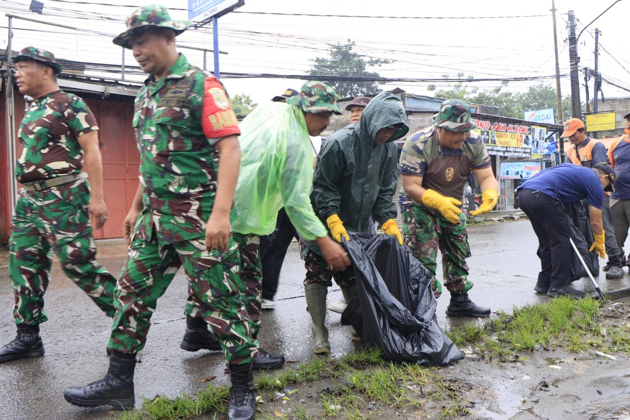 Hujan Bukan Halangan, Pemkab Tangerang Bersama Forkopimcab Tigaraksa Gelar Aksi Korve Massal Bersih-bersih Lingkungan