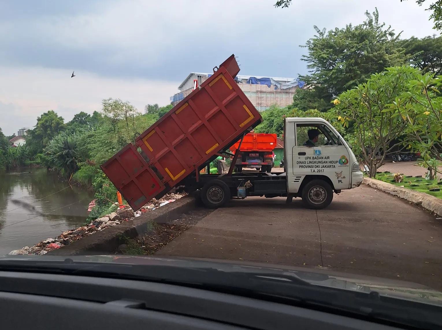 Viral! Truk Dinas Lingkungan Hidup DKI Buang Sampah ke Kali Pesanggrahan Dekat TPU Tanah Kusir, Ini Faktanya