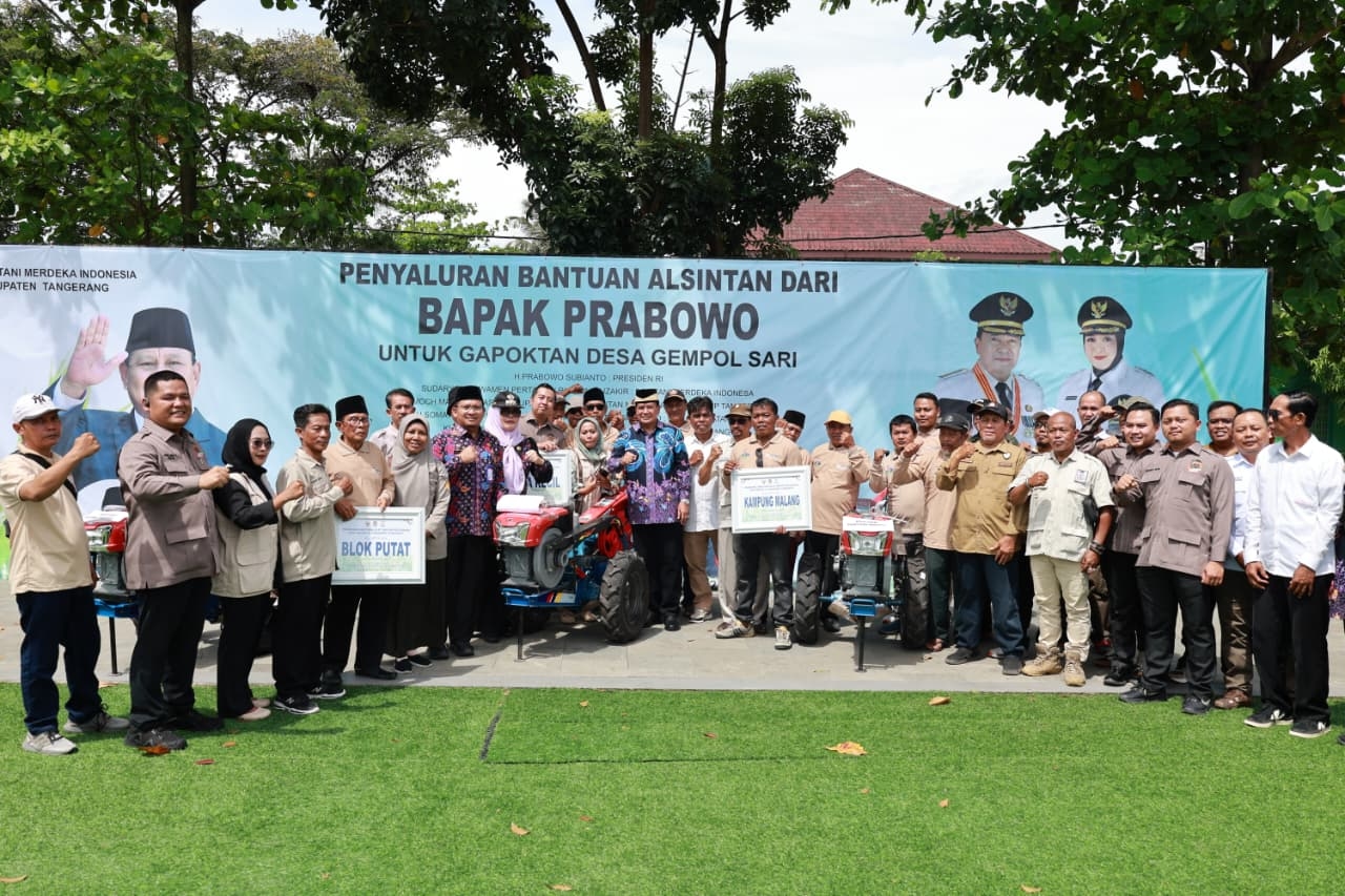 Tingkatkan Ketahanan Pangan, Bupati Tangerang Serahkan Bantuan Traktor dari Presiden Prabowo ke Gapoktan Sepatan Timur