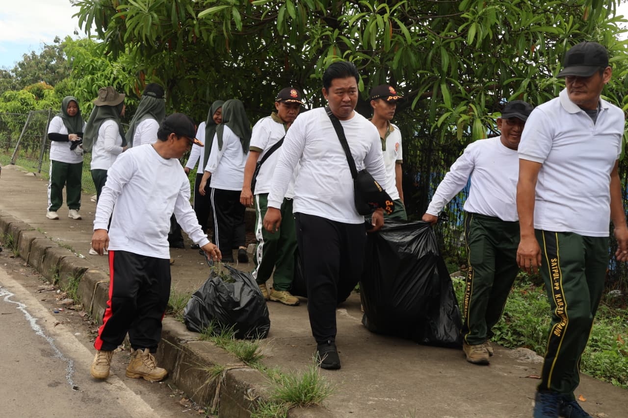 Dukung Gerakan Indonesia ASRI, Ratusan Satpol PP Kabupaten Tangerang Turun ke Jalan Raya Serang, Bersihkan Sampah Berserakan