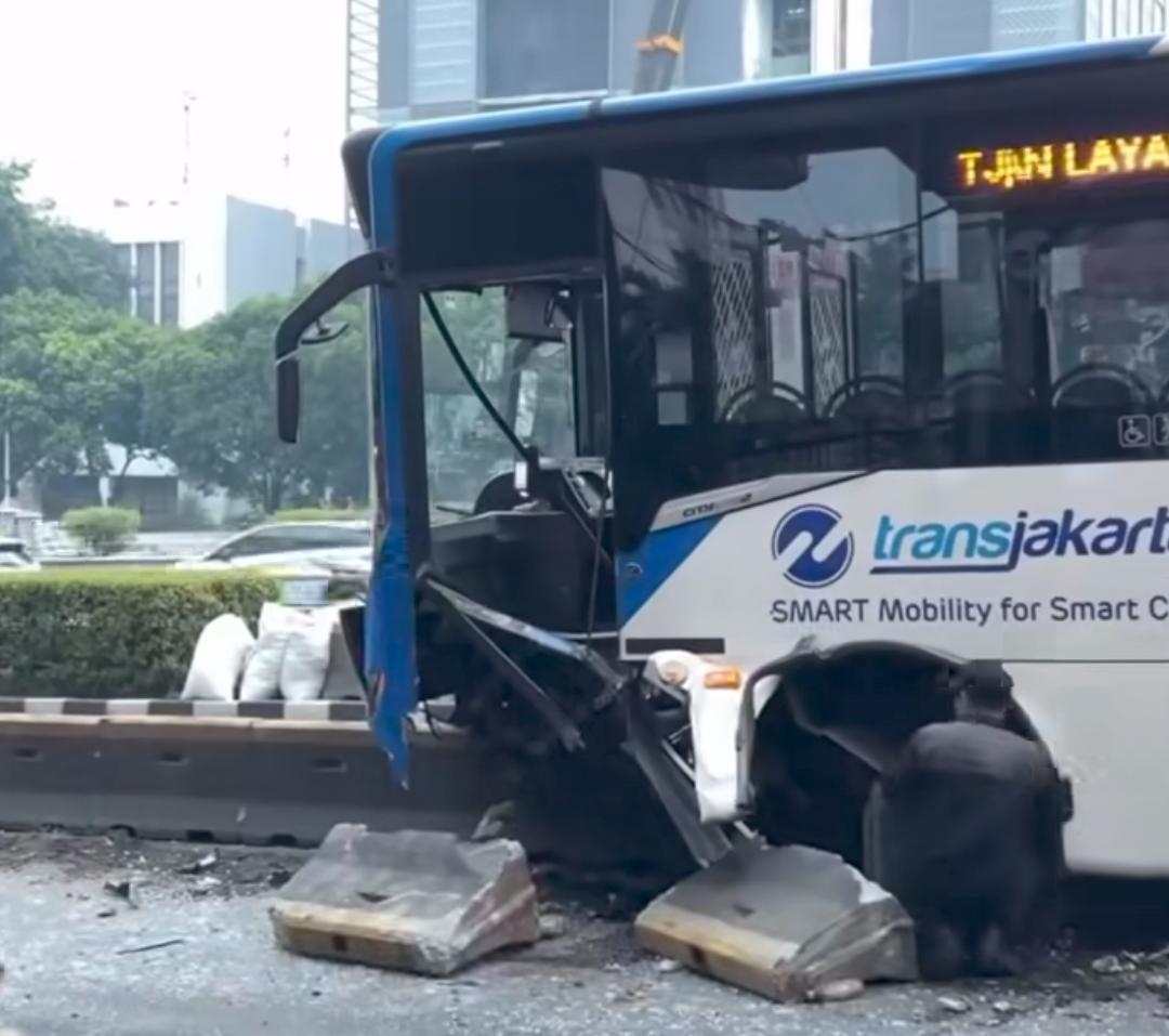 Pasca Bus Transjakarta Tabrak Separator di Halte Cikoko MT Haryono Pagi Ini, Layanan Sudah Kembali Normal