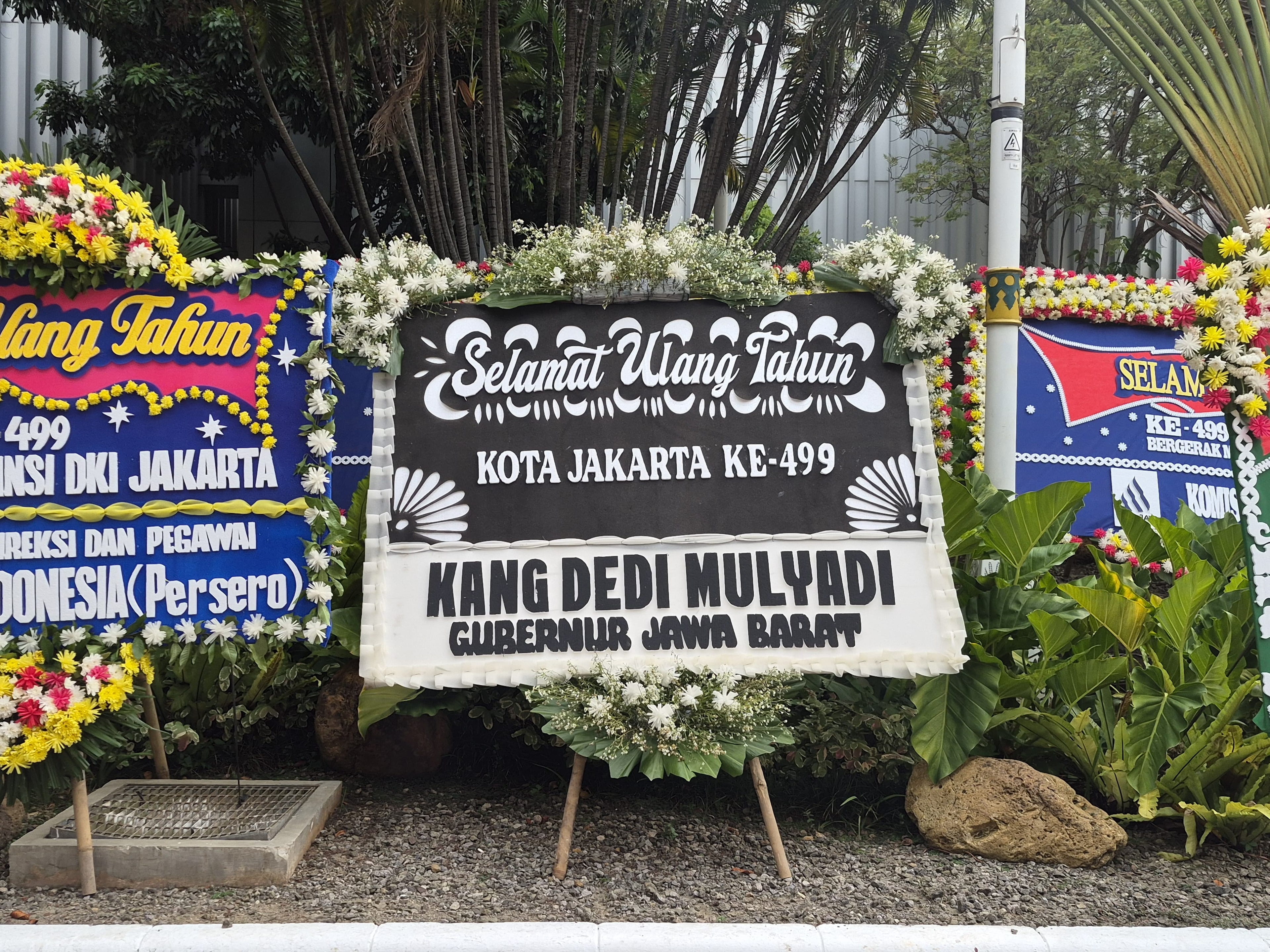 Ucapan HUT ke-499 Jakarta, Karangan Bunga Hitam-Putih dari KDM Curi Perhatian