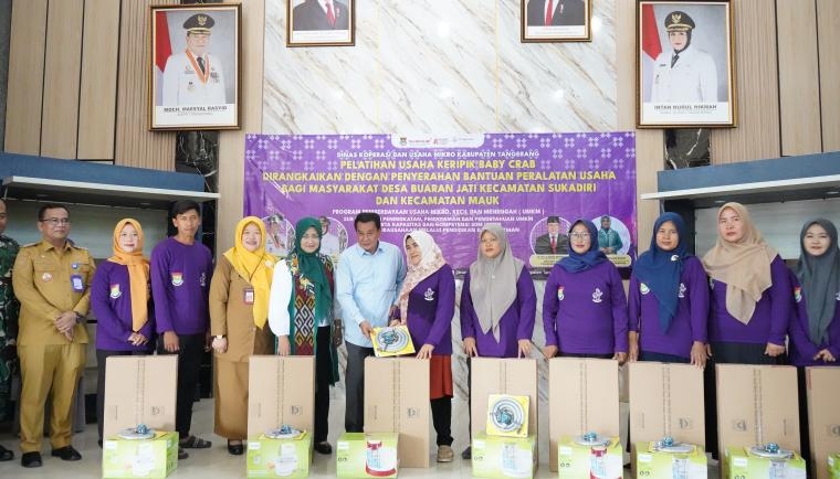 Dongkrak Ekonomi Warga, Pemkab Tangerang Gelar Pelatihan Keripik Baby Crab dan Serahkan Bantuan Alat Usaha Kepada 50 UMKM Sukadiri