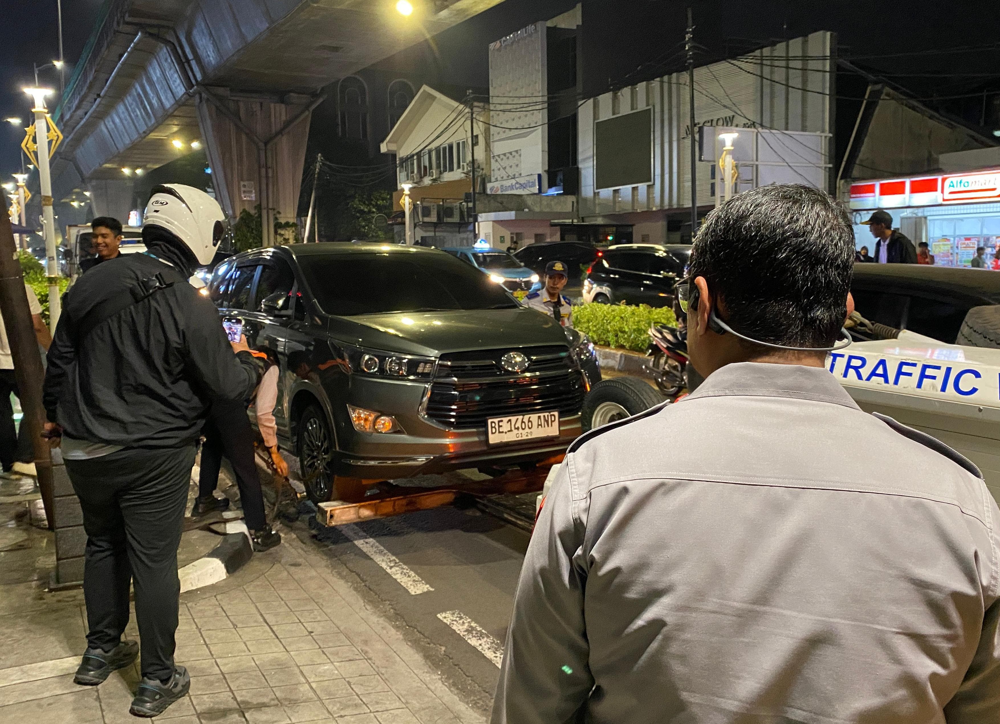 Gelar Razia Parkir Liar di Senopati Jaksel pada Malam Hari, Dishub DKI Derek Dua Mobil dan Cabut Pentil Dua Lainnya