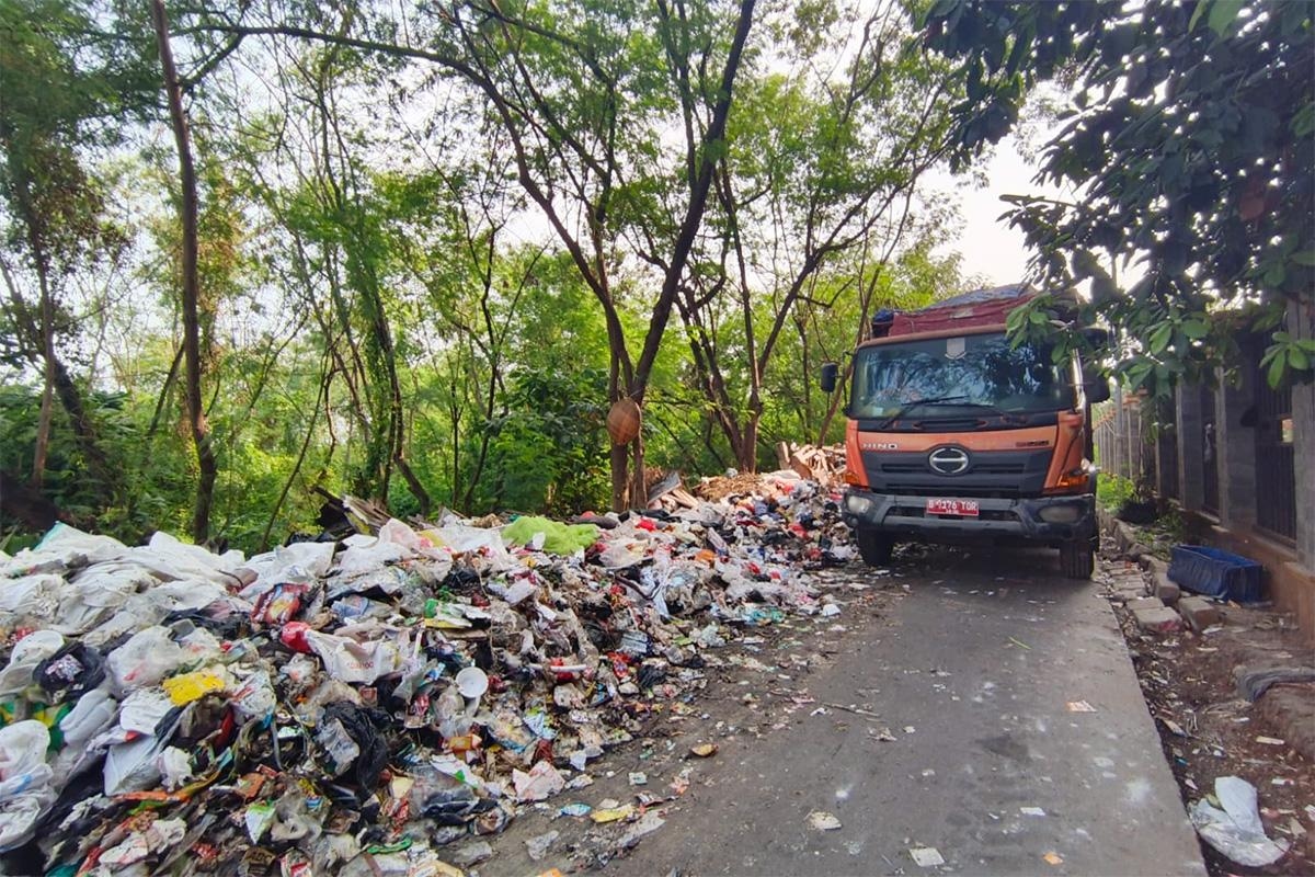 Viral Tumpukan Sampah di Cakung, Gubernur Pramono Sebut Akibat Berkurangnya Tampungan TPST Bantargebang