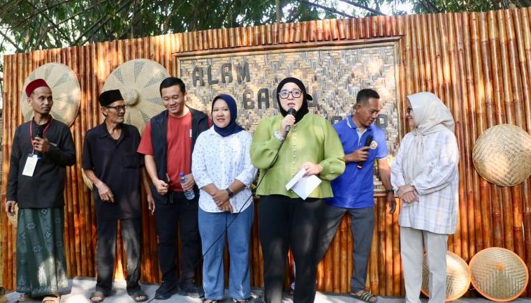 Kunjungi Pasar Rakyat Alam Bambu Ciakar, Wabup Intan Apresiasi Warga Jadi Penggerak Ekonomi Masyarakat Desa