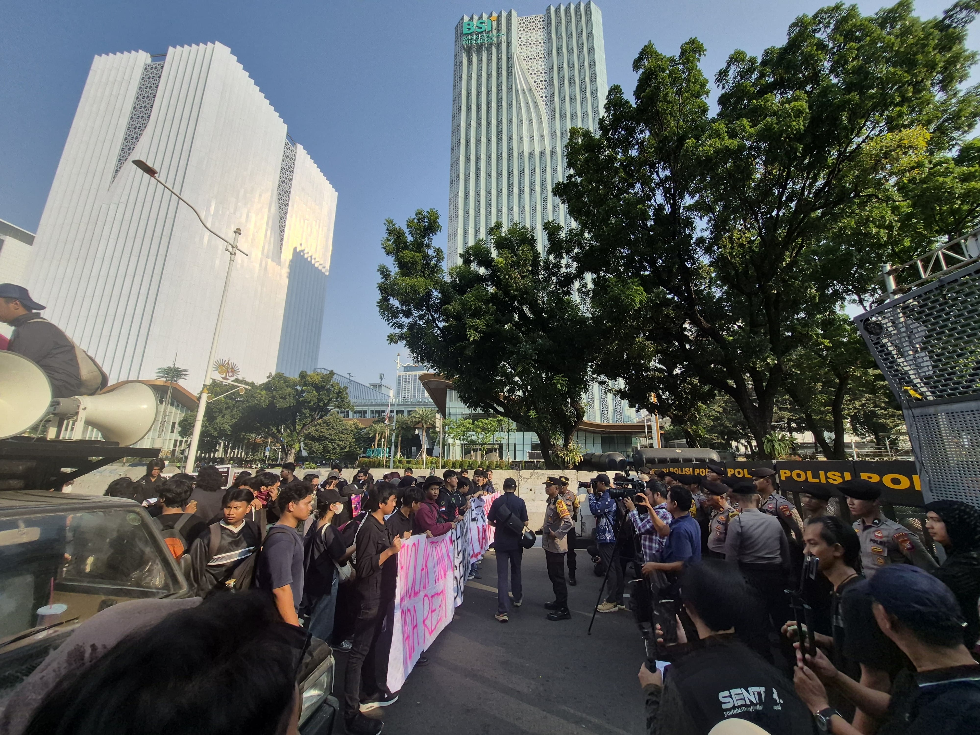 Mahasiswa Demo Tertahan di Medan Merdeka, Belum Bisa Menuju Patung Kuda, Bawa Tiga Tuntutan untuk Prabowo-Gibran