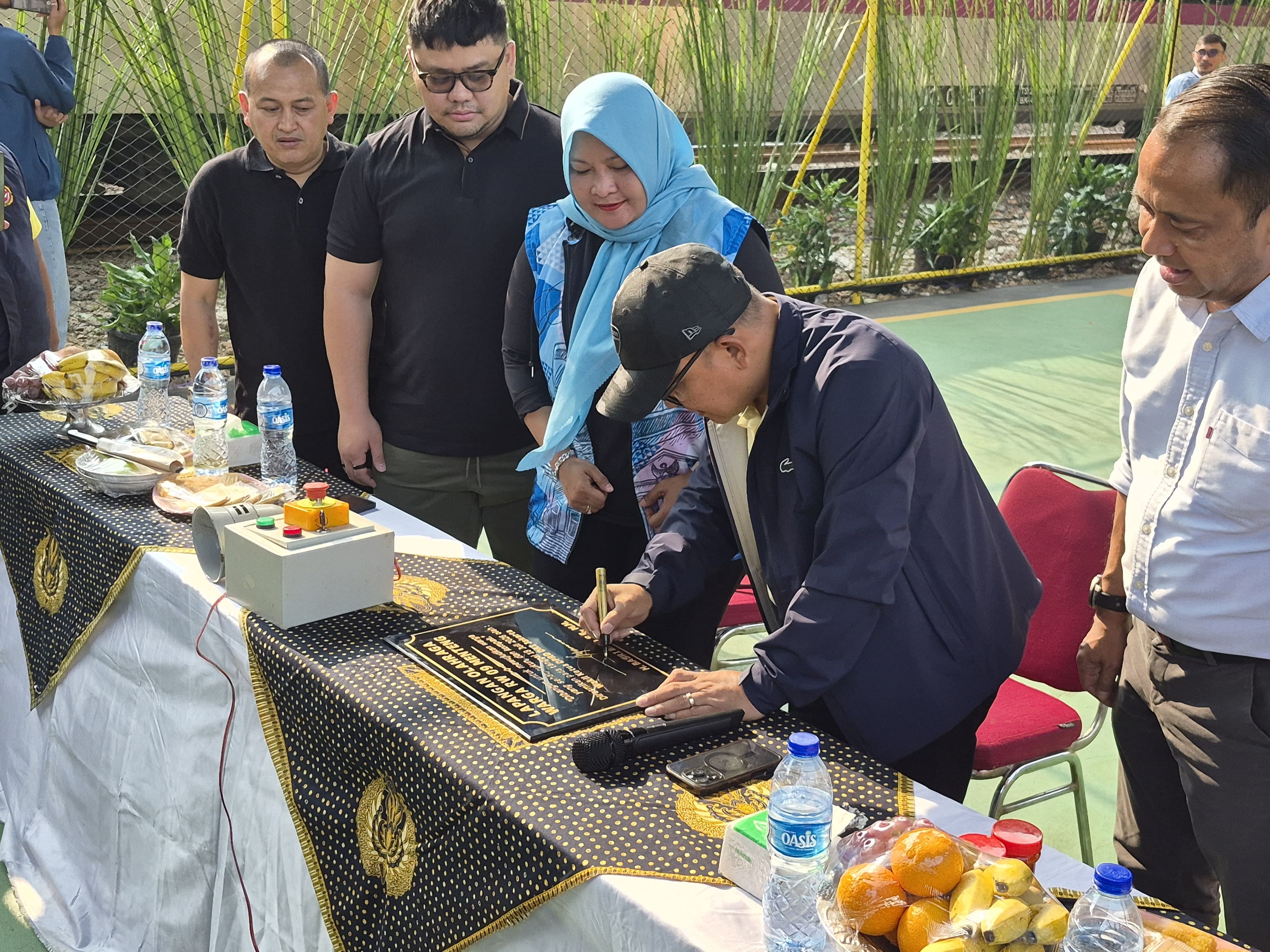 Legislator Golkar Basri Baco Sulap Lahan Kosong PT KAI Jadi Lapangan Olahraga Warga Menteng RW 9