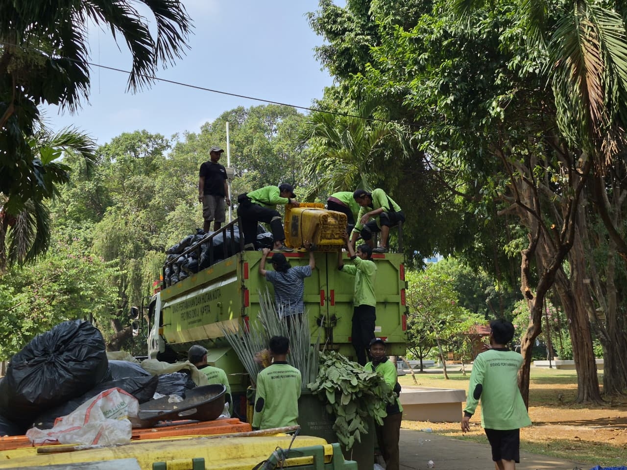 Di Balik Keseruan Nobar Final Piala Dunia 2026 di Lapangan Banteng, Petugas Kebersihan Berjibaku Angkut 3 Truk Sampah 