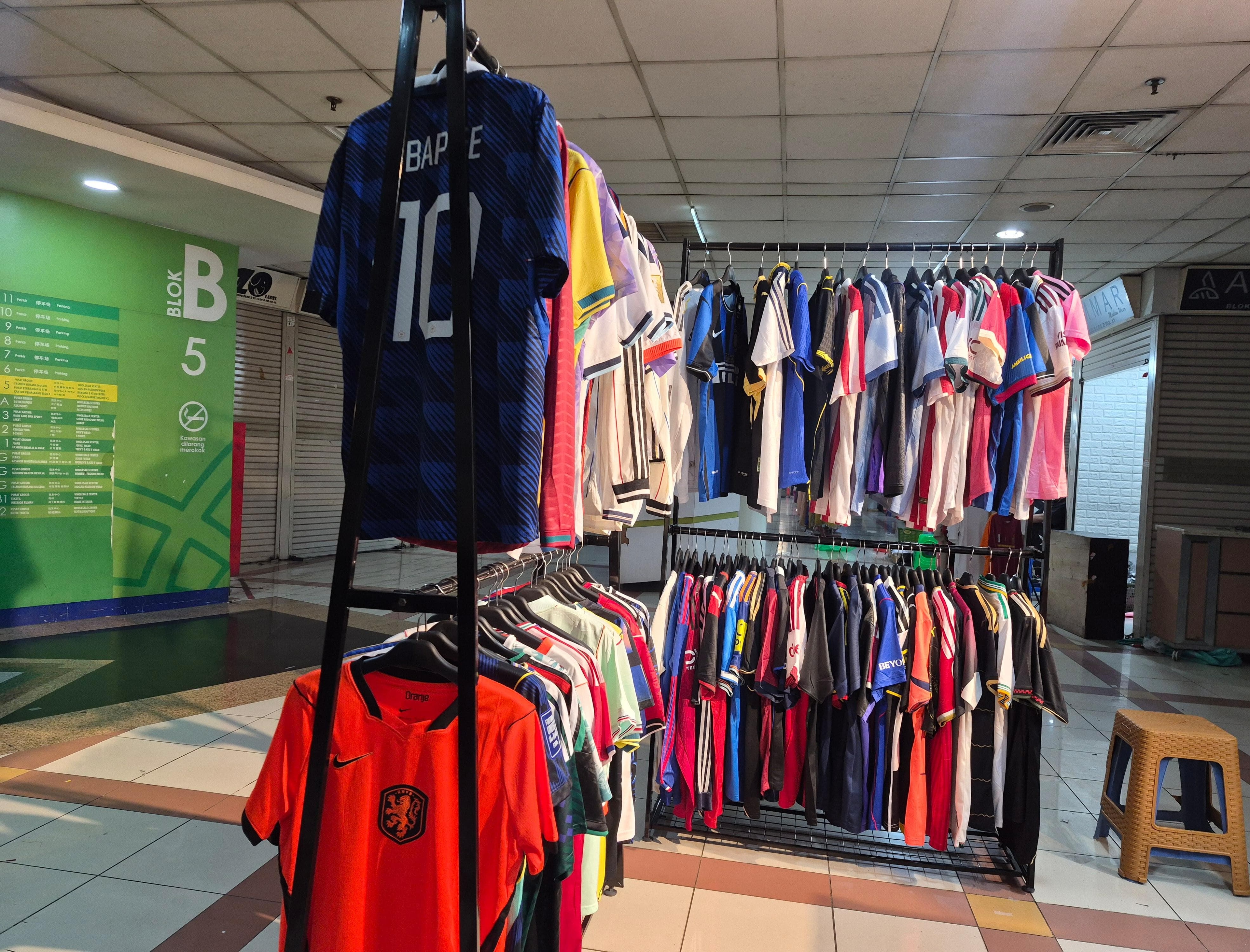 Piala Dunia 2026 Selesai, Pedagang Jersey di Pasar Tanah Abang Putar Haluan Bidik Momentum HUT RI