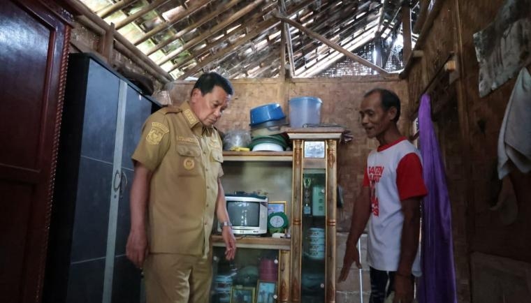 Bupati Tangerang Tinjau Dua Rumah Tidak Layak Huni di Sukamulya, Instruksikan Segera Renovasi dan Ditarget Selesai Satu Bulan
