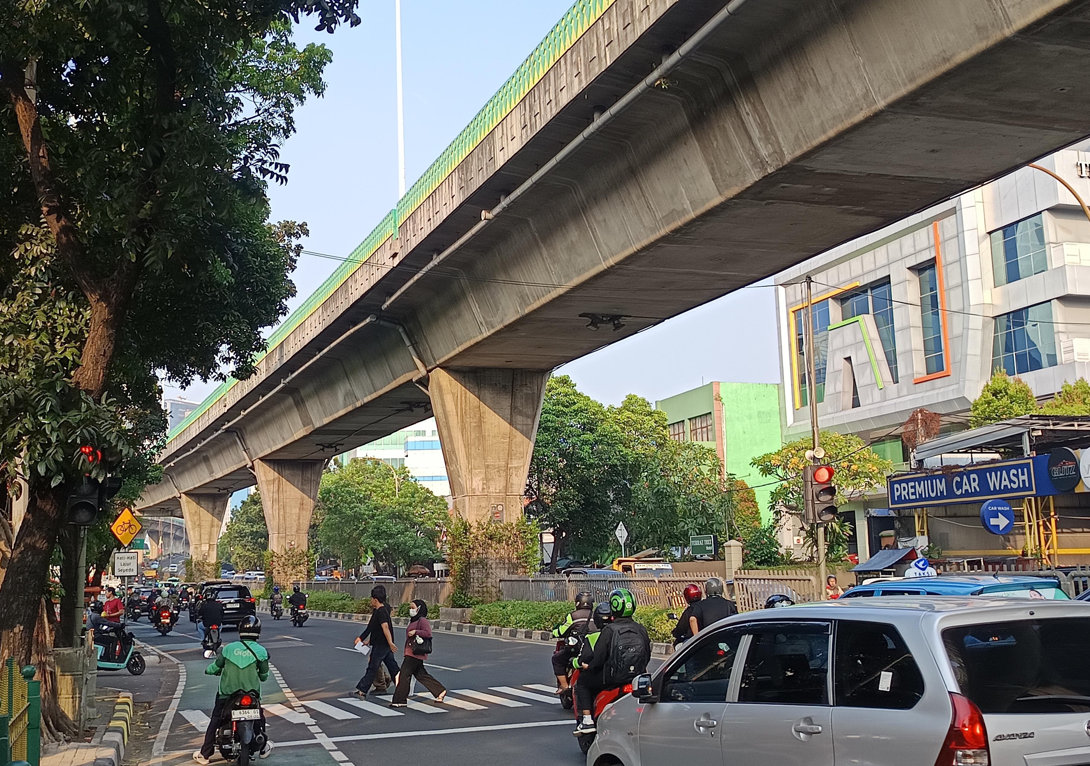 Pelican Crossing Pengganti Sementar JPO Tendean Mulai Dipakai Penyeberang, Bergeser Beberapa Meter dari Titik Lama