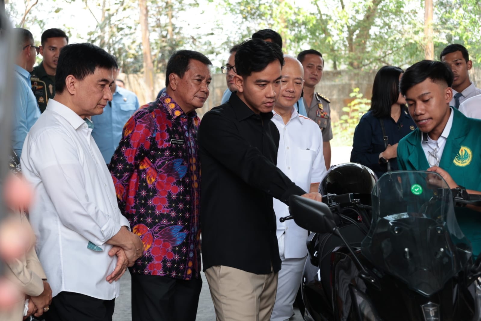 Dukung Transisi Energi, Wapres Gibran Tinjau Pabrik Motor Listrik di Balaraja Tangerang, Didampingi Bupati Maesyal dan Wagub Dimyati