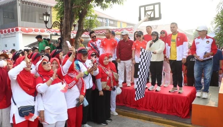 Bersama Ribuan Warga, Wabup Tangerang Jalan Sehat Semarak HUT RI di Kelapa Dua, Ajak Masyarakat Perkuat Gotong Royong dan Persatuan