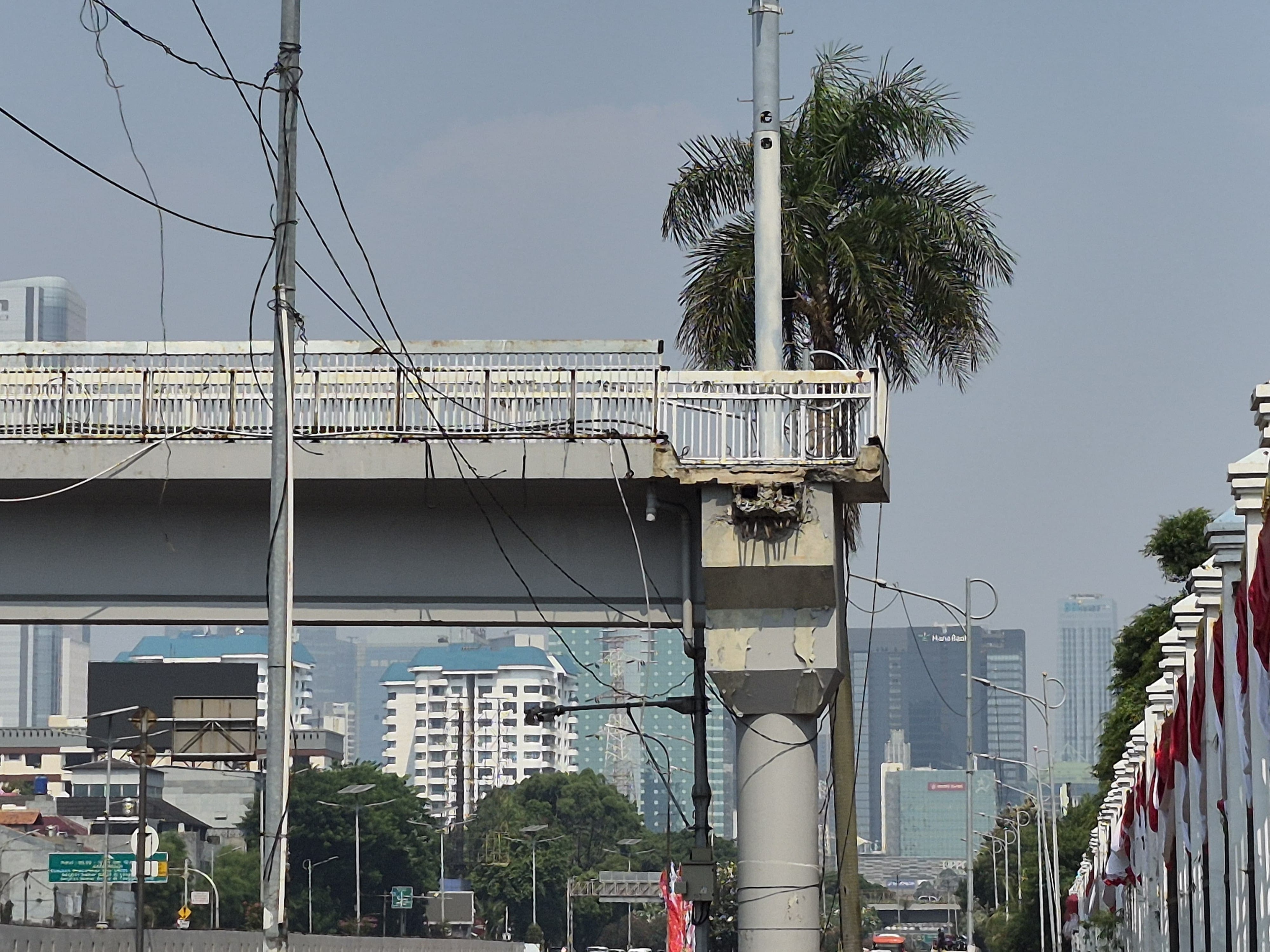 Kondisi Terkini JPO Depan DPR RI: Masih Tak Bisa Digunakan, Tangga Hilang Tanpa Akses Penyeberangan Alternatif