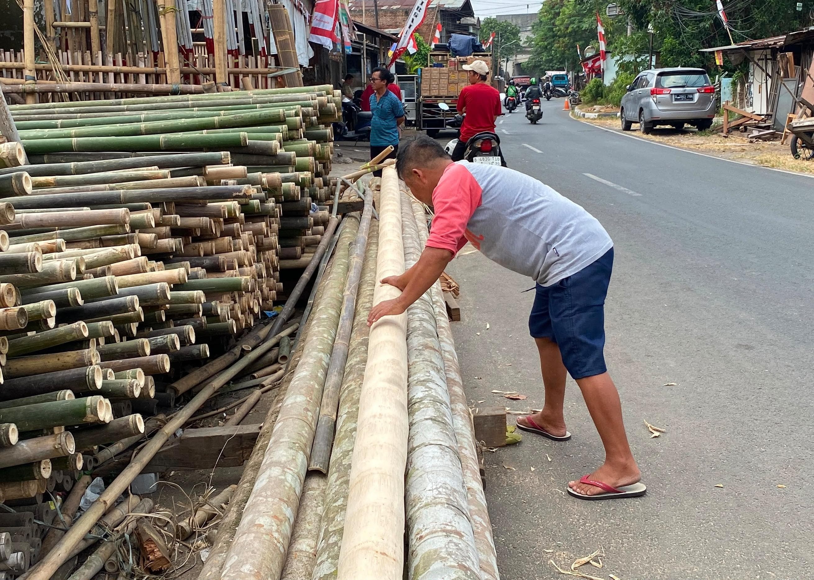 Jelang Perayaan HUT Kemerdekaan RI, Pedagang Pohon Pinang di Jakarta Keluhkan Daya Beli Masyarakat Menurun