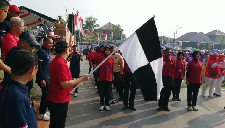 Semarak HUT ke-81 RI di Sukamulya: Sekda Kabupaten Tangerang Lepas Gerak Jalan Santai, Tegaskan Kekompakan Modal Utama Pembangunan