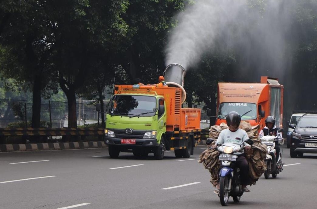 Pemprov DKI Minta Gedung Bertingkat di Jakarta Lakukan Water Mist untuk Bersihkan Abu Vulkanik Anak Krakatau