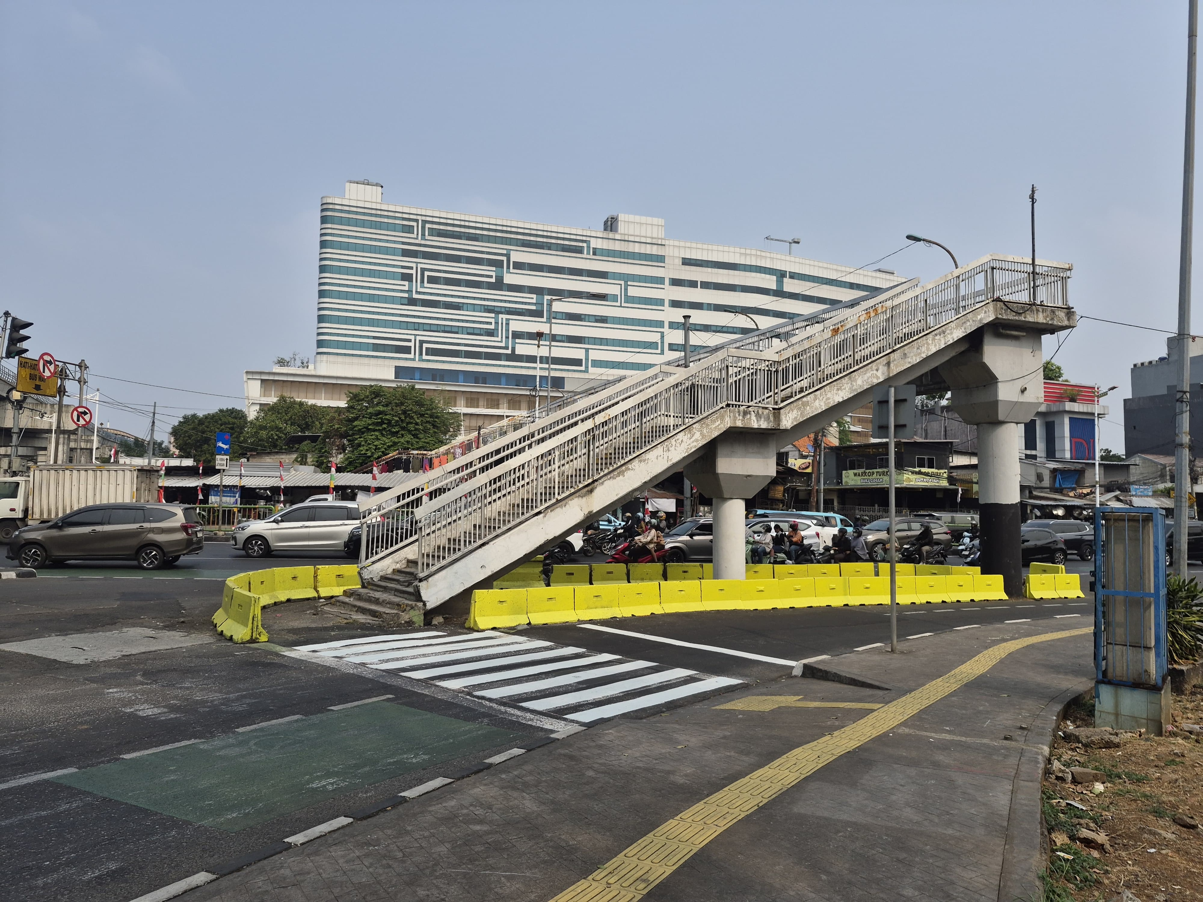 JPO Dewi Sartika Berujung di Tengah Jalan, Pemprov DKI Pasang Pelican Crossing dan Barier