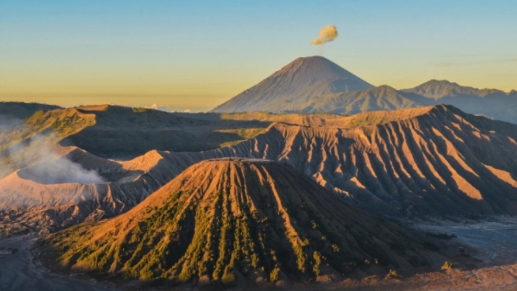 Gunung Bromo Jadi Destinasi Murah di Asia, Liburan Seminggu Berdua Rp5,8 Juta