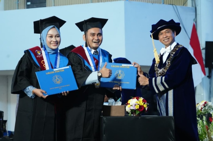 Bukan Cuma Pasangan Hidup, Suami Istri Ini Jadi Partner Meraih Gelar Doktor di ITS