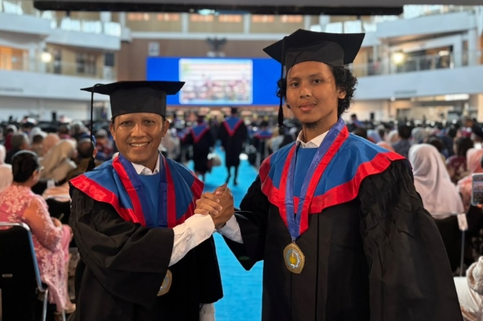 Bukan Sekadar Ayah-Anak, Keduanya Jadi Teman Seperjuangan hingga Wisuda Bareng di ITS