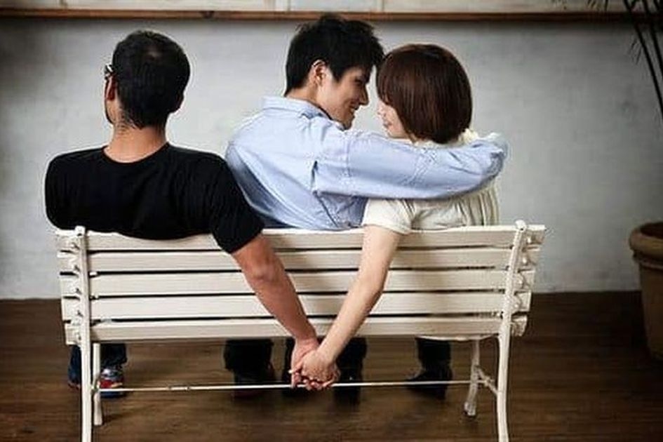 ADA ADA AJE: Pamit Beli Mie Instan Kok Malah Ayam-ayaman di Kamar Hotel