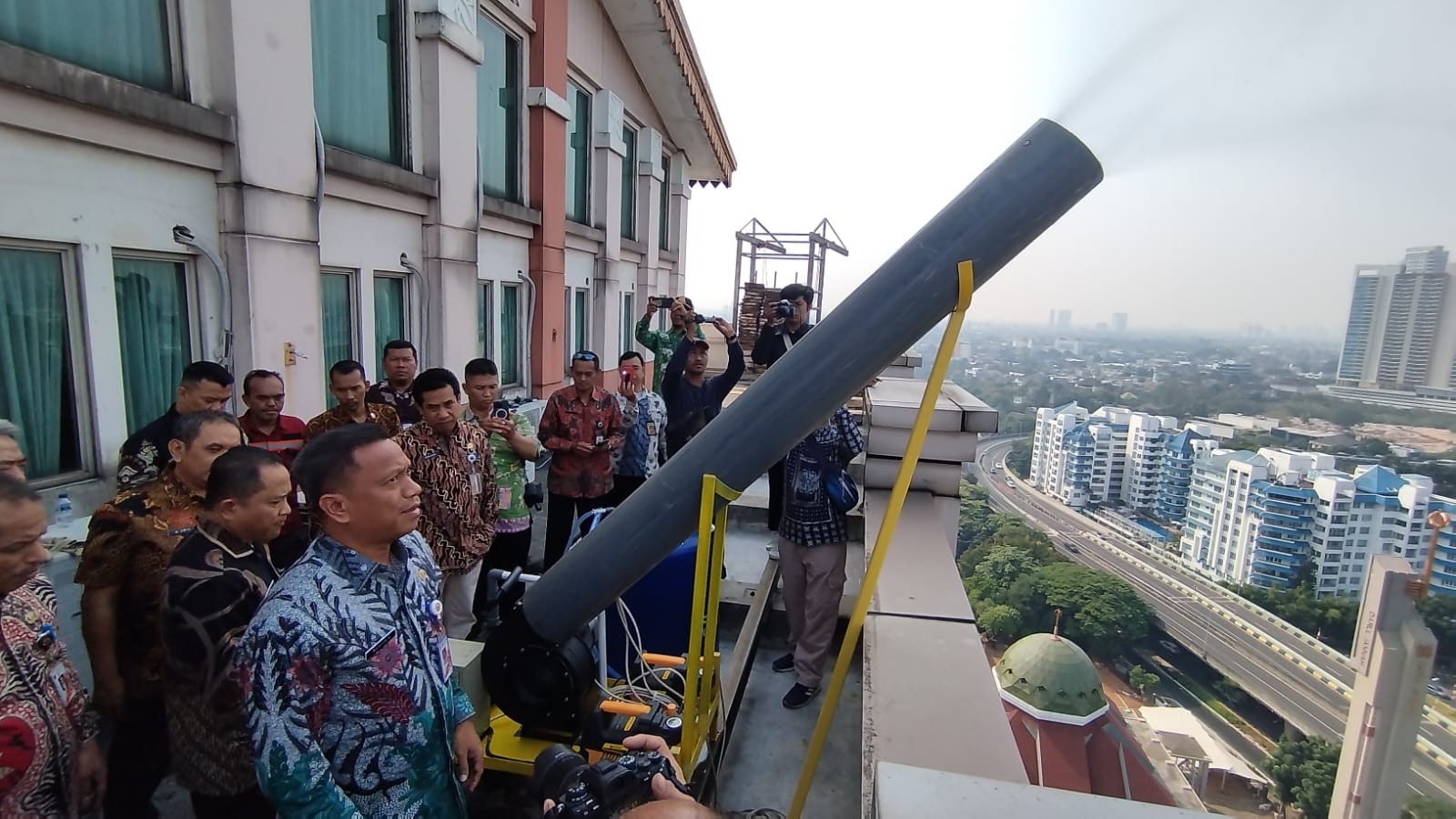Kurangi Polusi Udara, 30 Water Mist Generator Terpasang di 18 Gedung di Jaksel