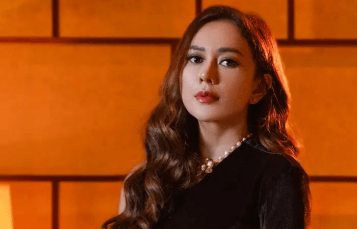 Cantiknya Kebangetan! Aura Kasih Meng-cosplay Karakter Moana, Gandeng Putrinya yang Perankan Elsa