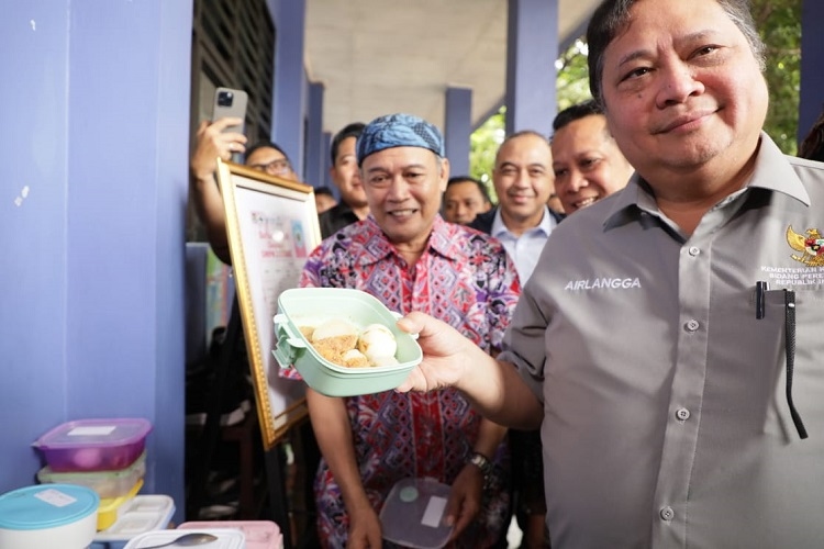 Simulasi Program Makan Siang Gratis di SMPN 2 Tangerang, Menko Airlangga Sebut Bukan Dana APBN