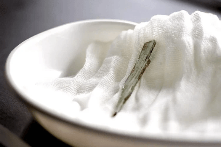 Hampir Satu Dekade Alami Nyeri Hati, Pria 53 tahun Bikin Kaget Dokter karena Ternyata Ada Serpihan Kaca Sebesar 9cm Dalam Tubuhnya