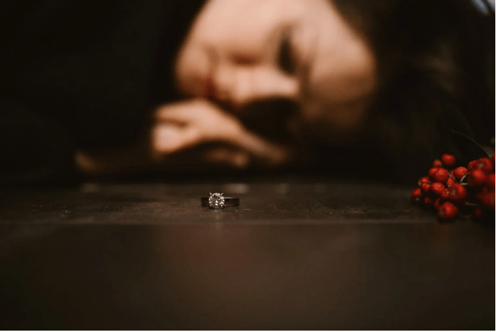 Gara-gara Tak Turuti Perintah Suami Untuk Tutup Lapak Jualan, Seorang Istri Diseret hingga Ditusuk Gunting Oleh Suami saat Sedang Jualan Live