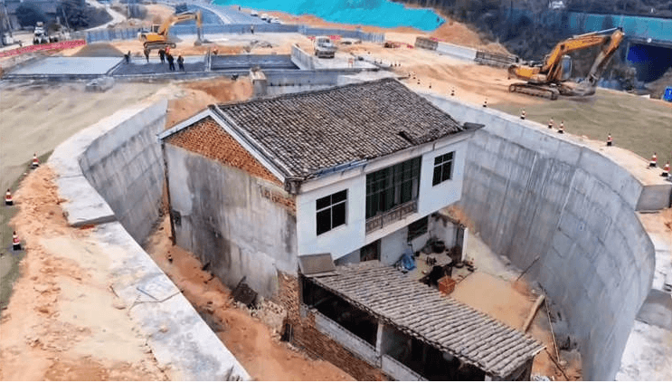 Unik! Seorang Pria Tua Tinggal di Rumah yang Ada di Tengah Jalan Tol karena Menolak Pindah