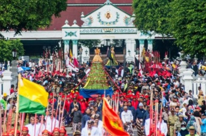 Bukan Sekadar Peringatan, Ternyata Ini Rahasia Grebeg Maulud di Keraton Solo dan Yogjakarta yang Bikin Merinding