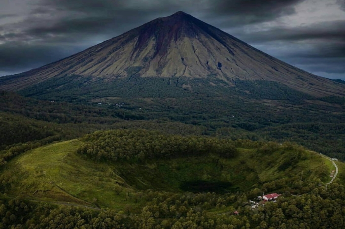 Gunung Inerie, Gunung Paling Kerucut di Indonesia yang Menawan Wisatawan