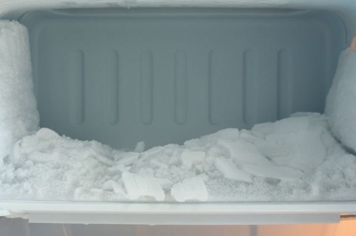 Freezer Penuh Bunga Es? Ini Risiko yang Mengintai