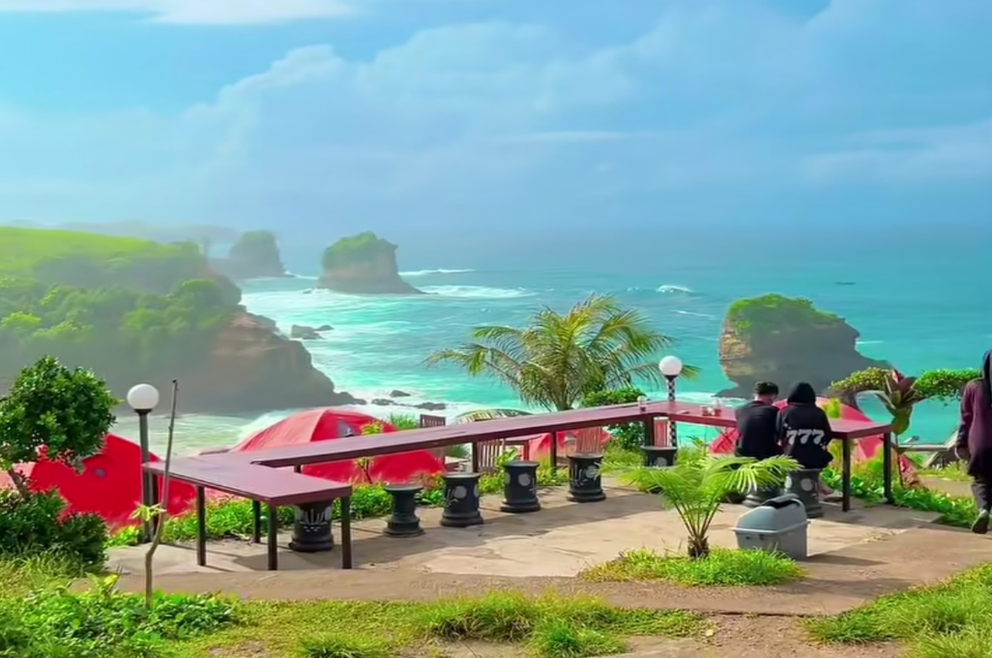 Pantai Pudak Blitar, Surga Pasir Putih yang Viral Dengan Suasana Sepi Bak Pantai Pribadi