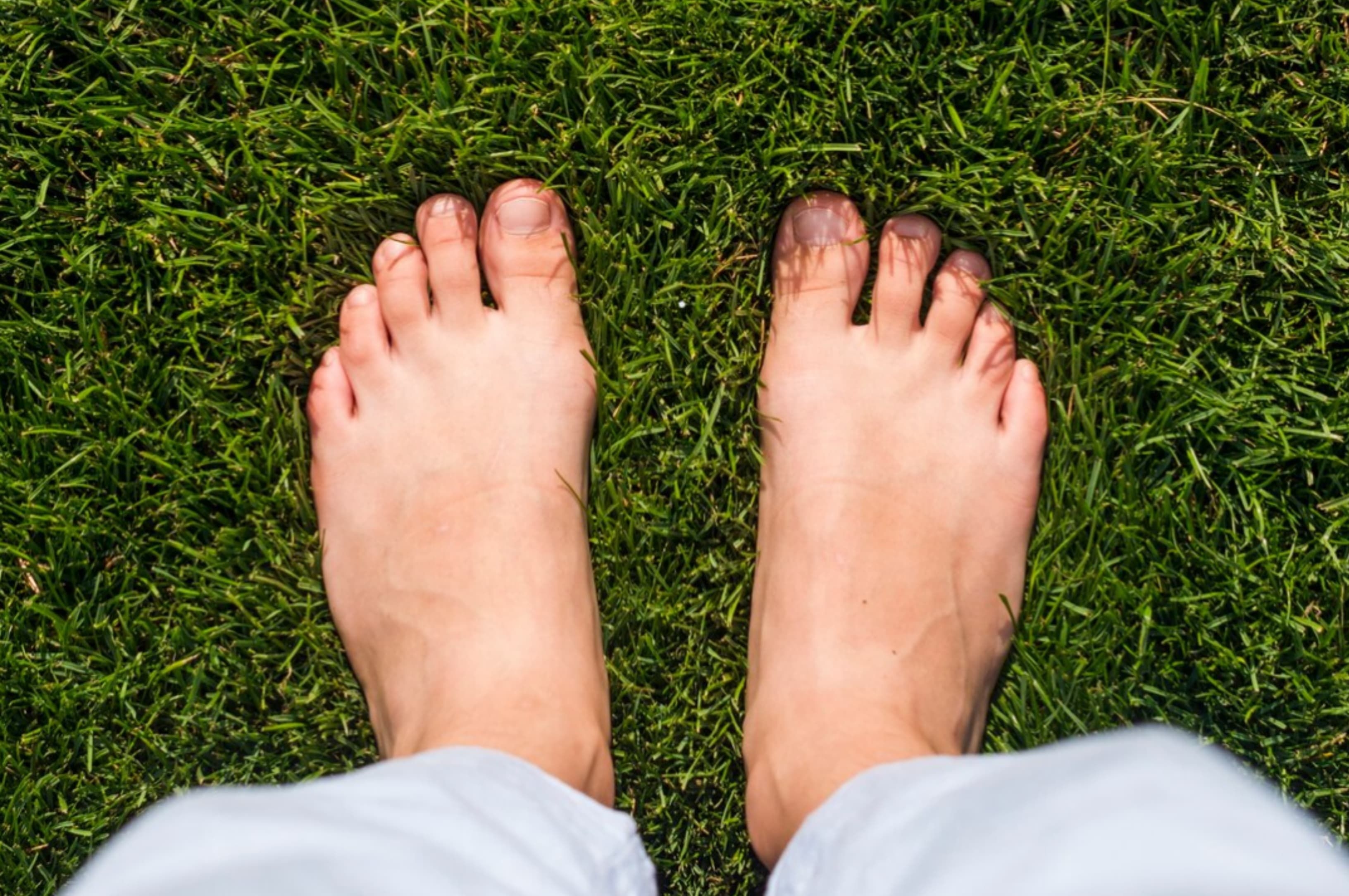 Grounding: Berjalan Tanpa Alas Kaki Untuk Meredakan Stres dan Menjaga Kesehatan Tubuh