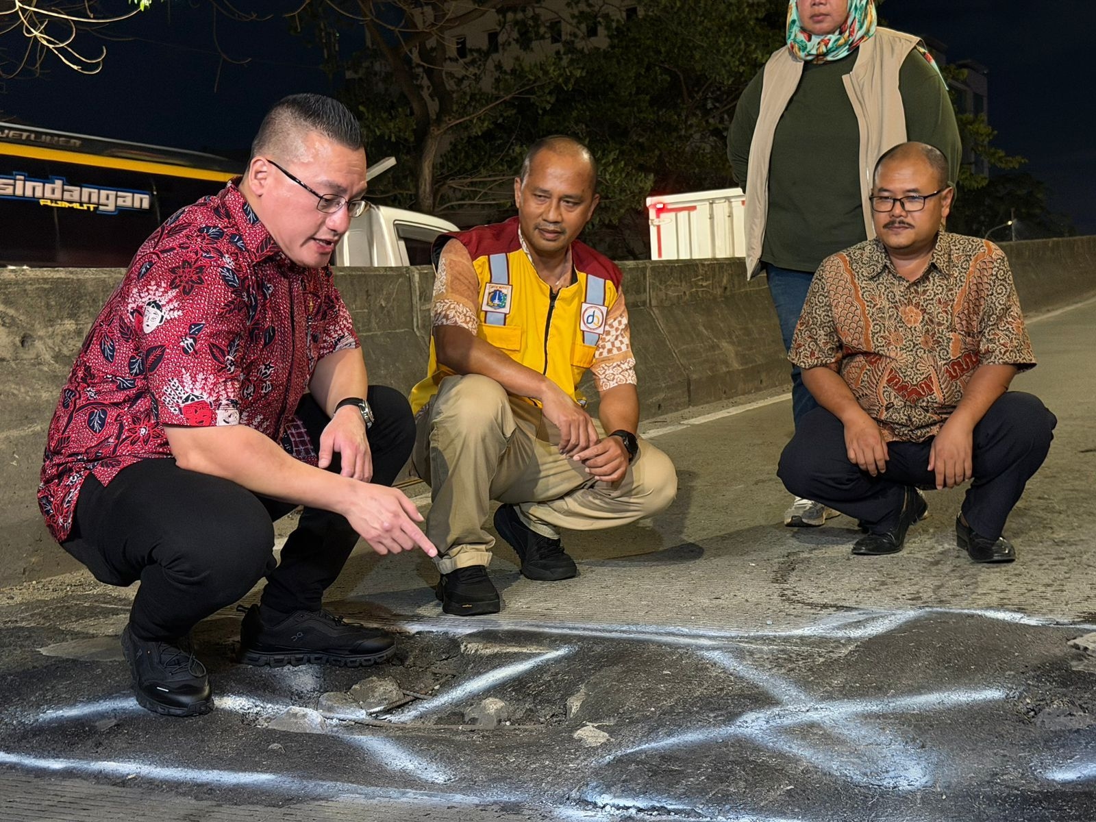 Dapat Laporan Warga, Anggota DPRD DKI Kenneth Sidak Jalan Rusak di Flyover Pesing Jakbar 