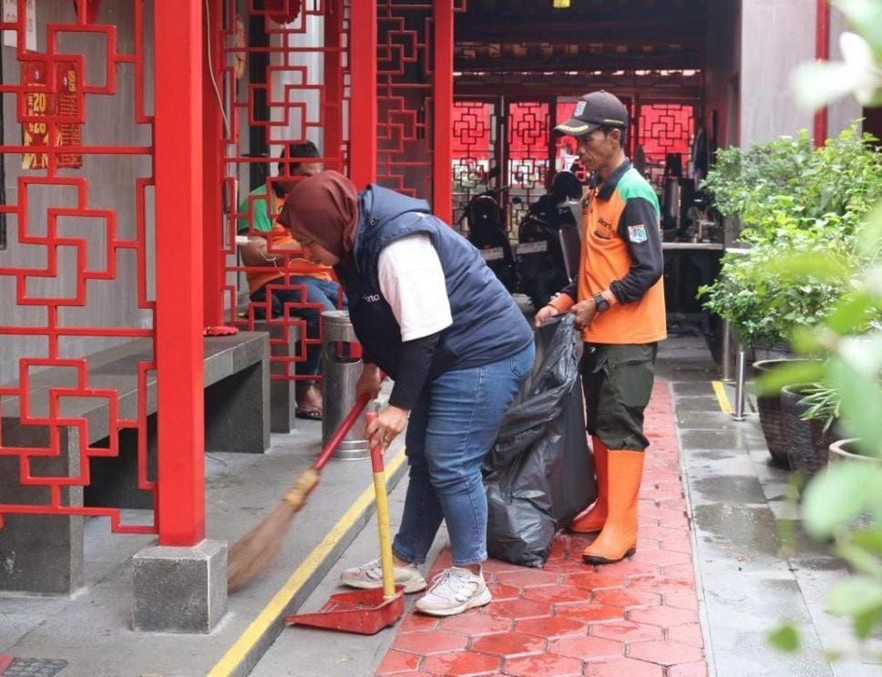 Pastikan Kenyamanan Ibadah Imlek 2026, Dinas LH DKI Gelar Kerja Bakti Serentak di Klenteng dan Vihara