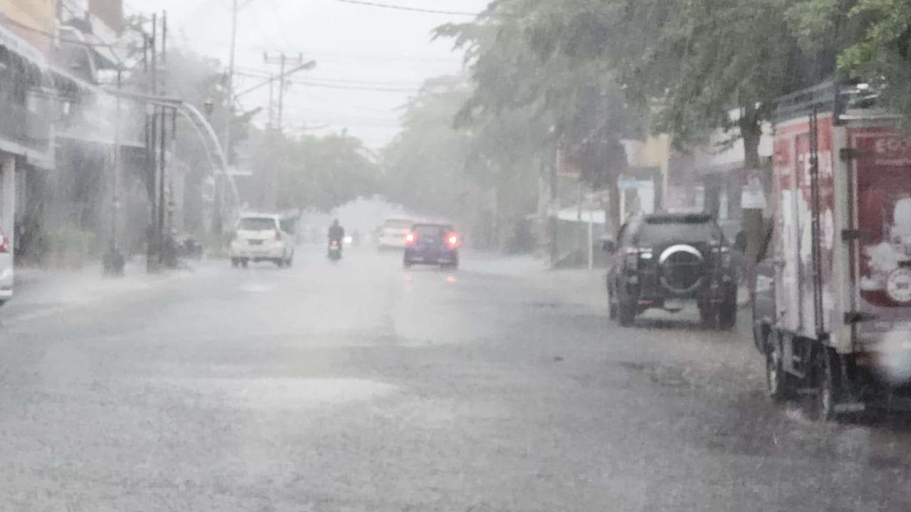 Waspada! BMKG Prediksi Hujan Lebat dan Angin Kencang Bakal Landa Jabodetabek pada Minggu Hari Ini dan Besok 