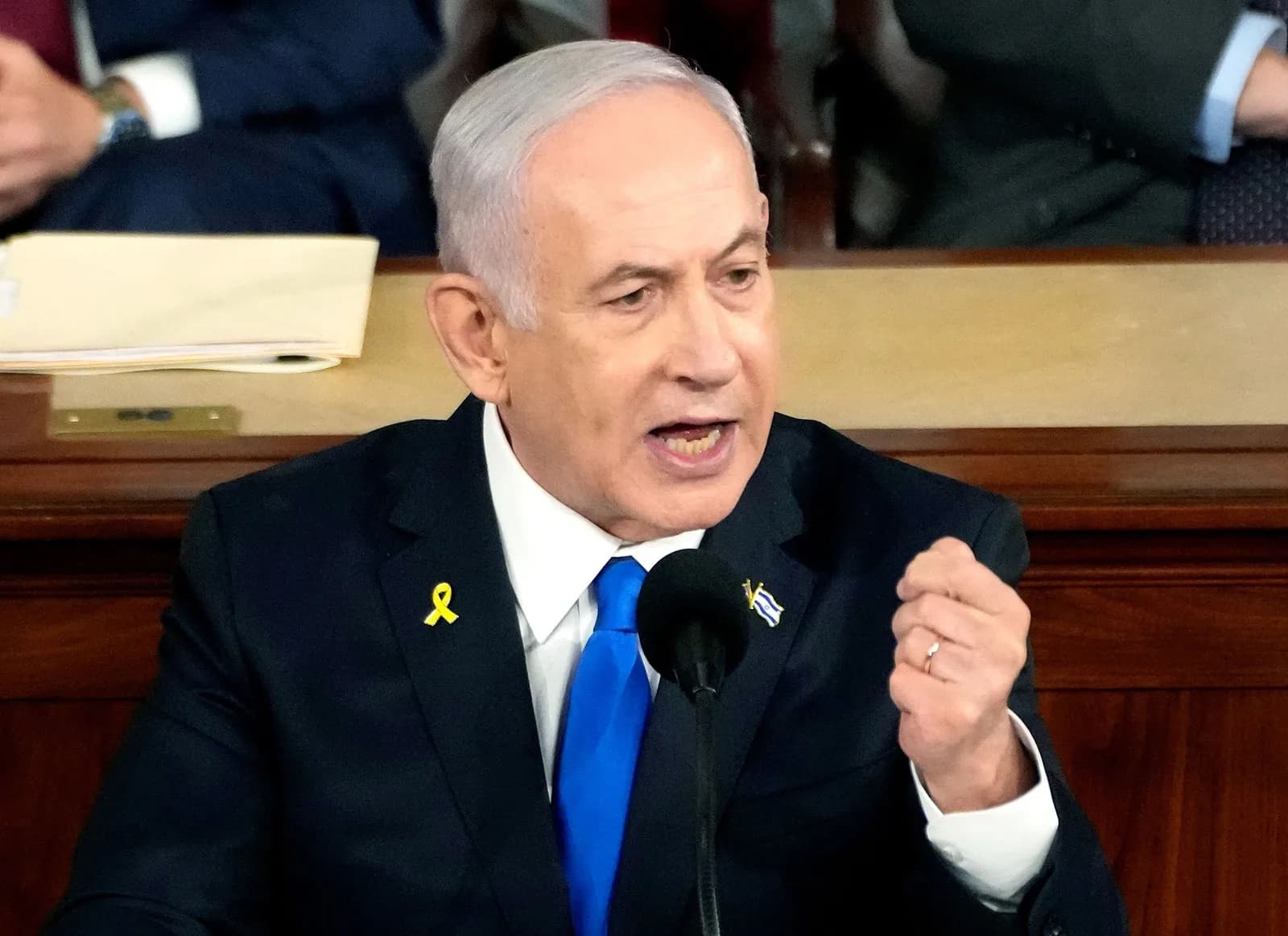 Ngotot Buktikan Masih Hidup, Deretan Video Netanyahu Mulai Dari Enam Jari Hingga Ngopi di Kafe Disebut 'Cacat' Algoritma