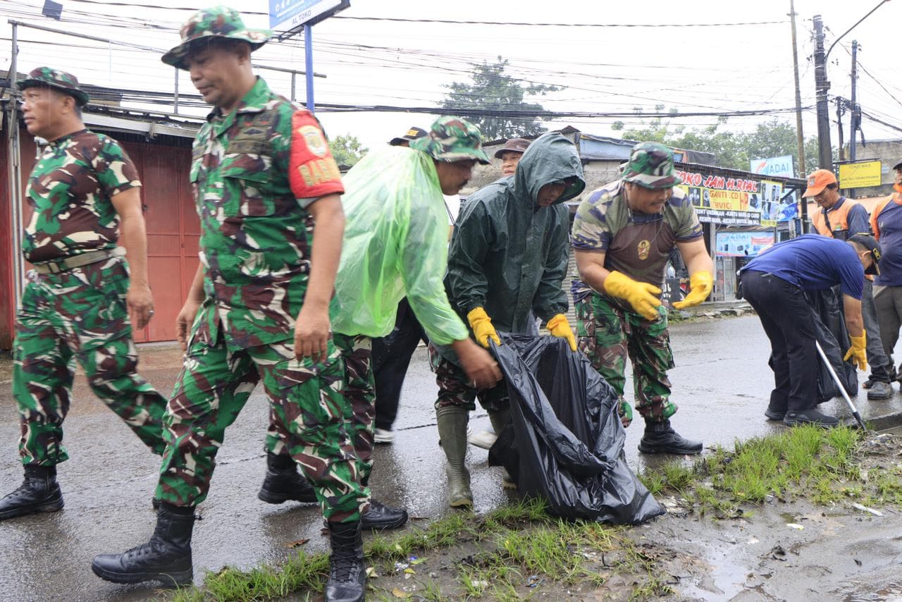 Hujan Bukan Halangan, Pemkab Tangerang Bersama Forkopimcab Tigaraksa Gelar Aksi Korve Massal Bersih-bersih Lingkungan