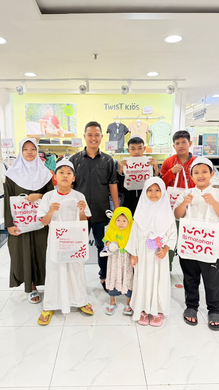 Berbagi di Bulan Ramadhan, AMPG DKI Jakarta Ajak Anak Yatim Piatu Belanja Baju Lebaran di Mall