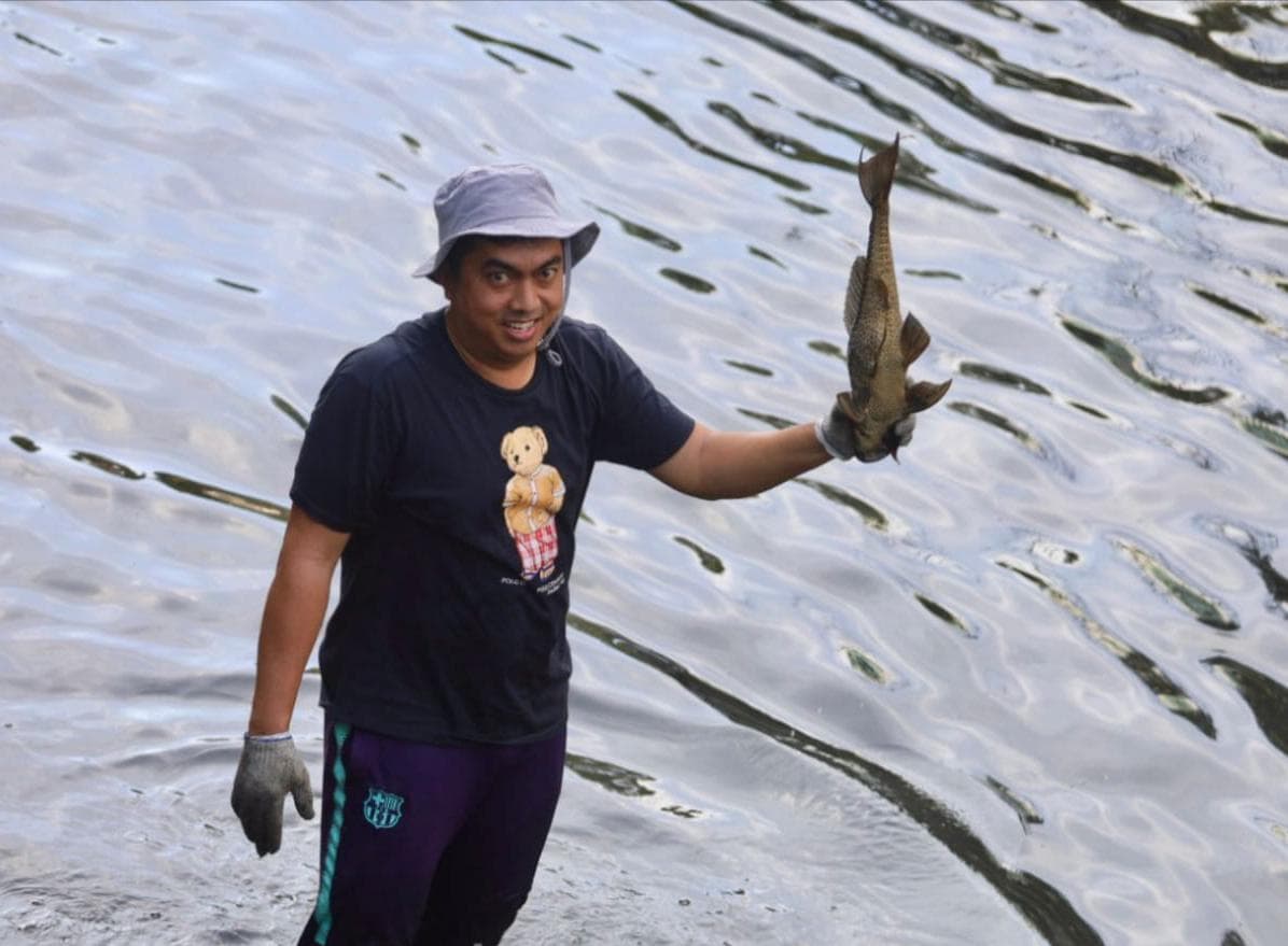 Ratusan Petugas Gabungan Tangkap Puluhan Ikan Sapu-sapu di Kali Cideng, Warga Diimbau Tak Konsumsi