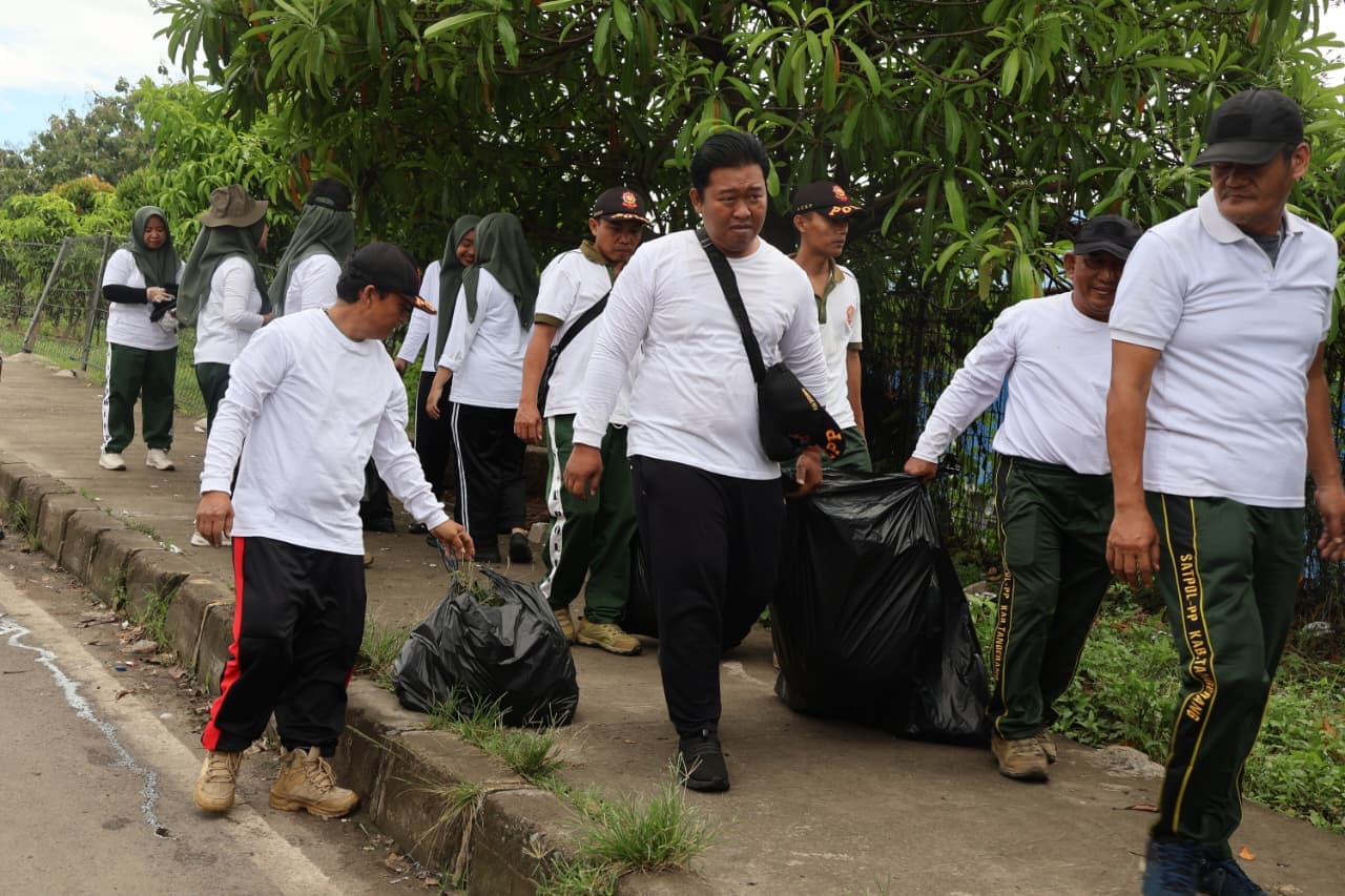 Dukung Gerakan Indonesia ASRI, Ratusan Satpol PP Kabupaten Tangerang Turun ke Jalan Raya Serang, Bersihkan Sampah Berserakan