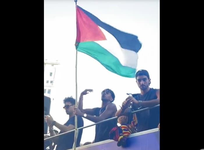 Lamine Yamal Kibarkan Bendera Palestina Saat Barcelona Rayakan Juara La Liga 2025-2026: dari Atas Bus Terbuka Dibawa Keliling Kota