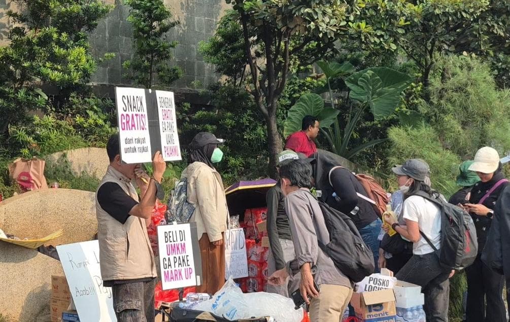 Demo di Bundaran HI: Relawan Dapur Umum Bagikan Makanan dan Minuman Gratis untuk Mahasiswa
