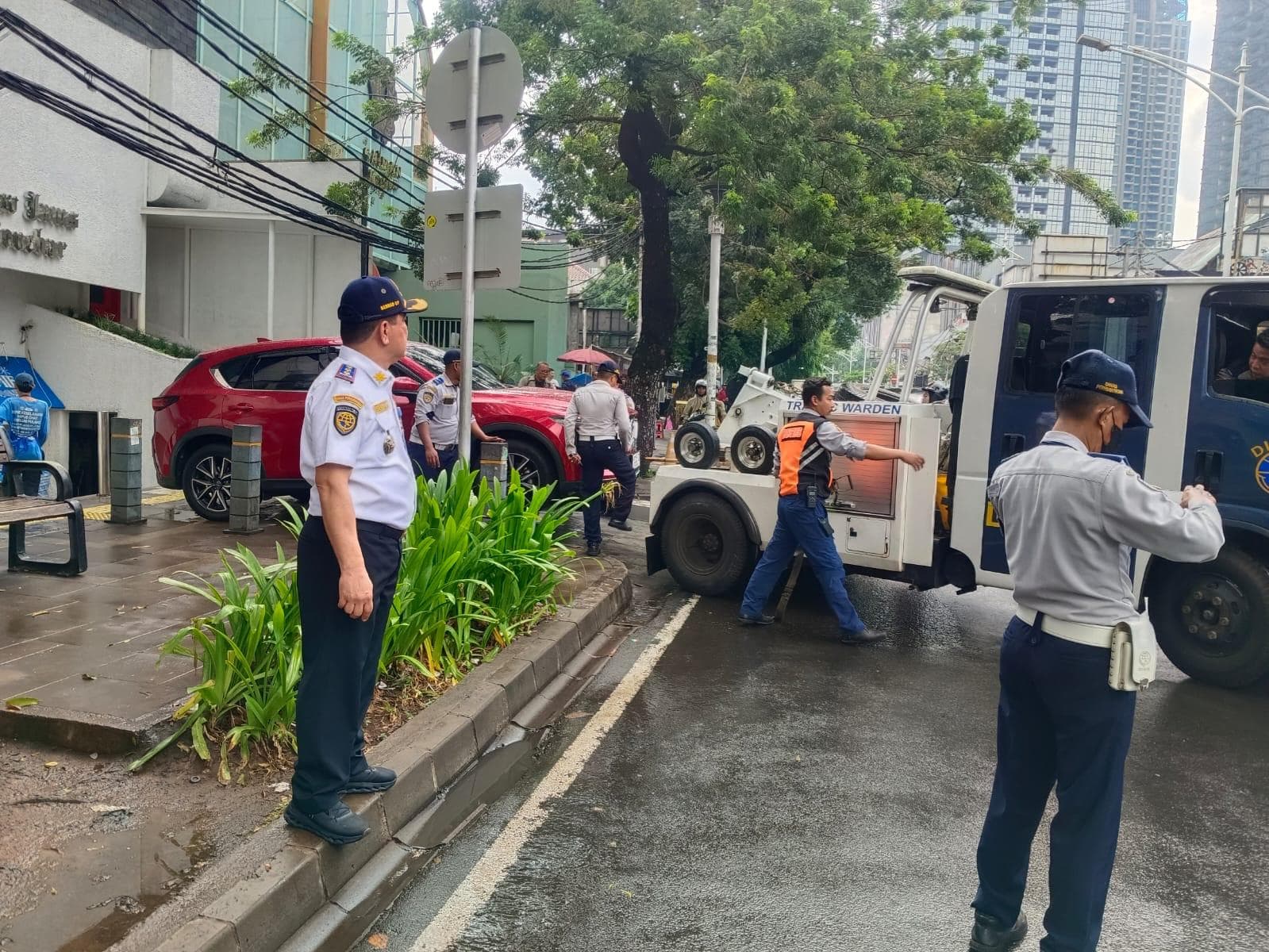Penertiban Parkir Liar di Trotoar Jalan Senopati-Gunawarman, Sudin Perhubungan Jaksel Tindak 26 Kendaraan