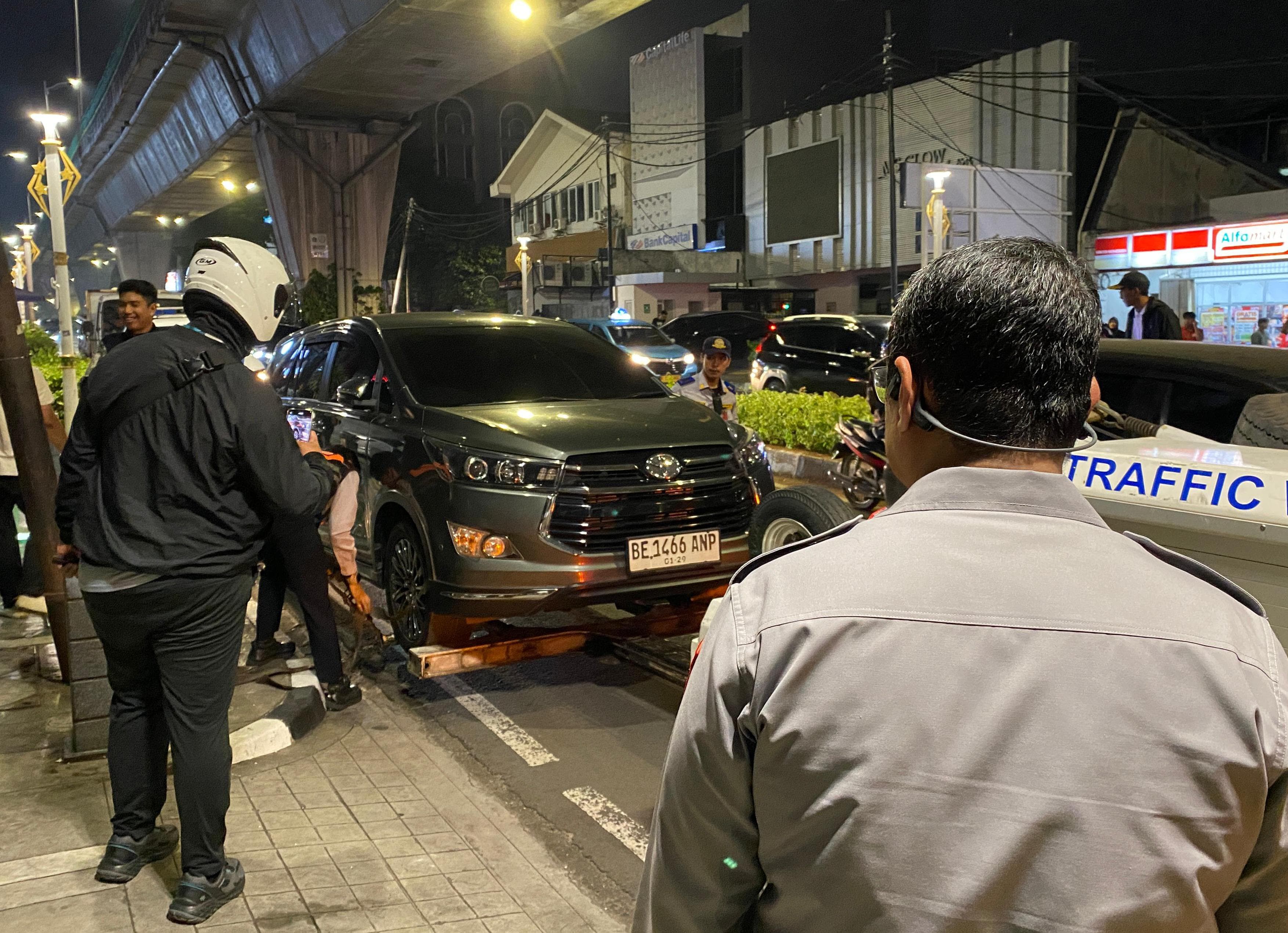 Gelar Razia Parkir Liar di Senopati Jaksel pada Malam Hari, Dishub DKI Derek Dua Mobil dan Cabut Pentil Dua Lainnya